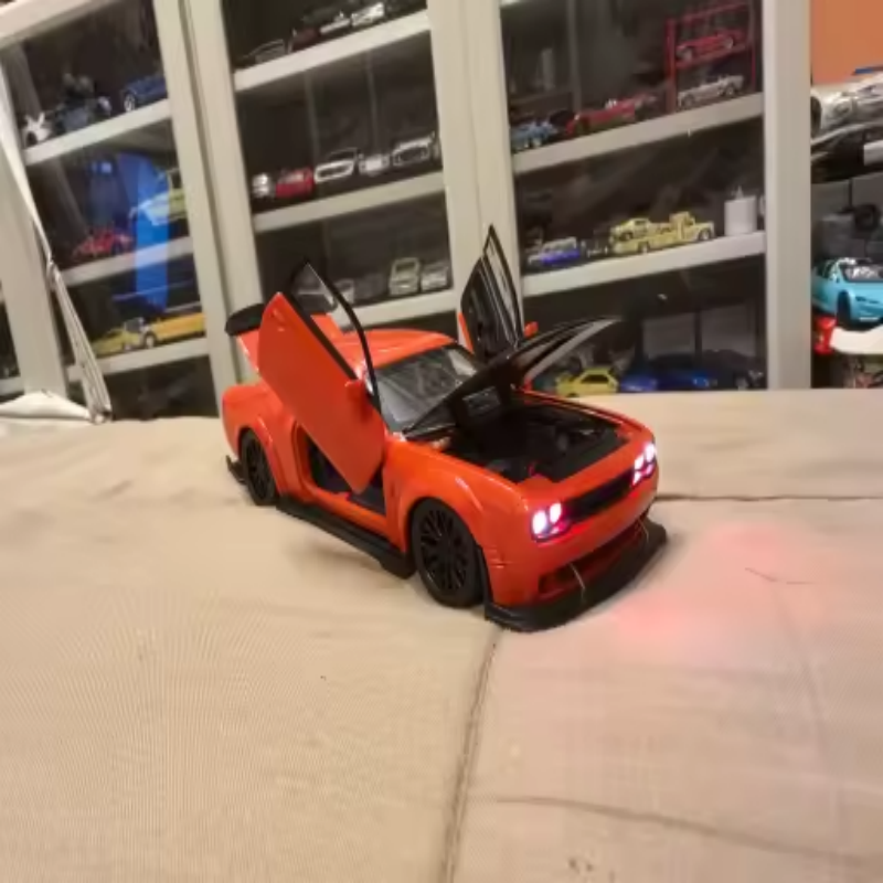 1:32 Challenger Hellcat Die-Cast Model